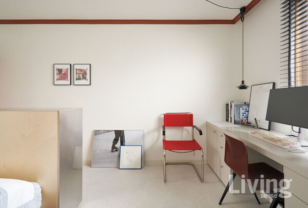 침실의 창가를 따라 길게 책상을 배치한 홈 오피스.