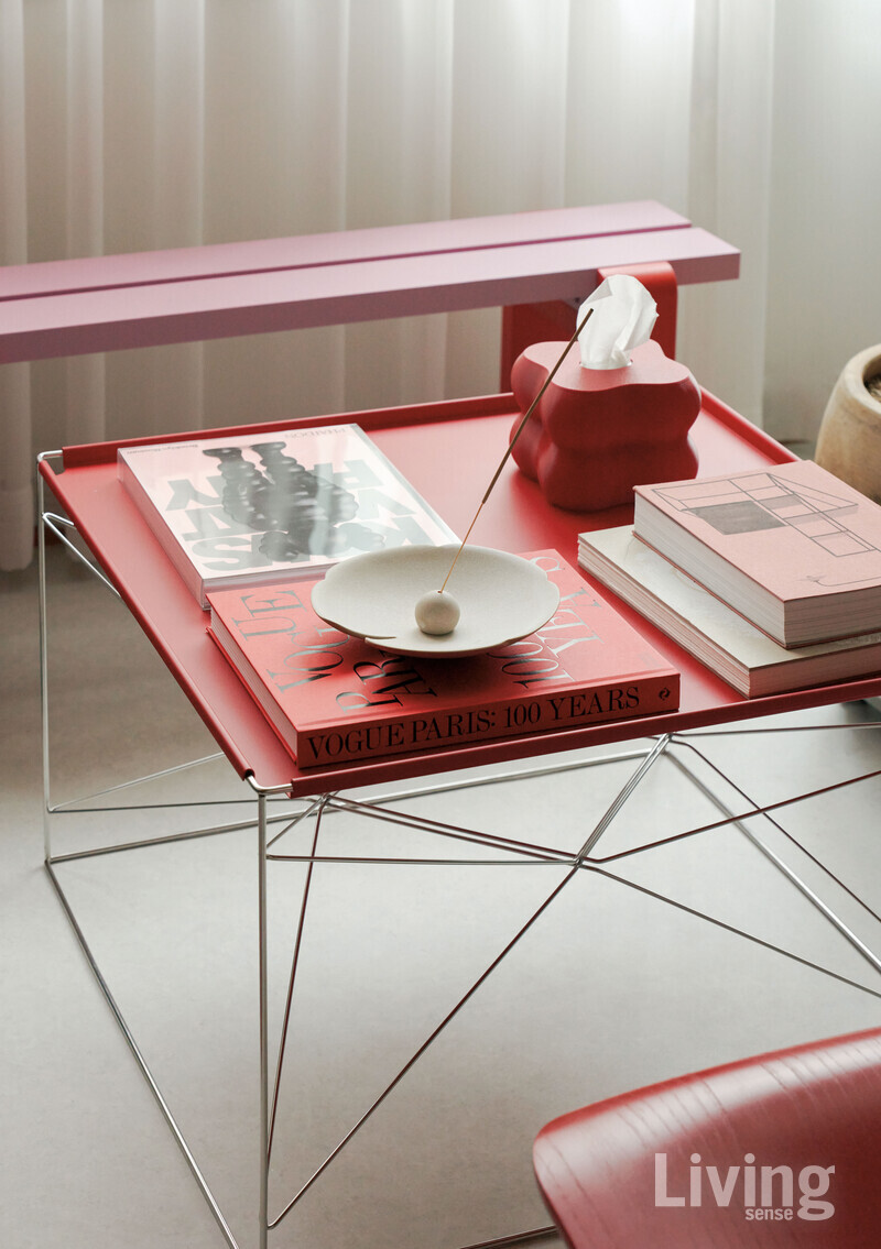 에이피터슨 와이어 테이블을 중심으로 티슈 케이스, 책까지 빨갛게 꾸몄다.