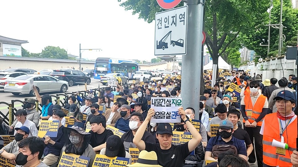 직구규제반대소비자회가 지난 5월 25일 오후 서울 종로구 정부서울청사 인근에서 연 '직구 규제 반대 시위'에서 참가자들이 손팻말을 들고 있다. / 사진=연합뉴스