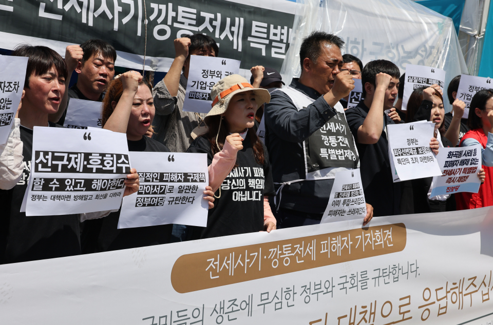 전세사기·깡통전세 피해자 전국 대책위원회와 문제해결을 위한 시민사회 대책위원회 관계자들이 지난해 5월 23일 서울 여의도 국회 앞에서 ‘전세사기·깡통전세 피해자 기자회견’을 하며 퍼포먼스를 진행하고 있다. / 사진=연합뉴스