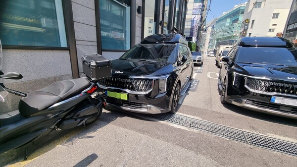 서울 강남구 모처에 연두색 번호판을 부착한 카니발 하이리무진이 주차돼 있다. / 사진=최동훈 기자