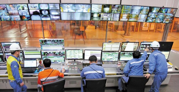 포스코 직원들이 광양제철소 도금공장 운전실에서 인공지능 초정밀 도금 제어 기술 작동 상황을 모니터링하고 있다. /사진=포스코