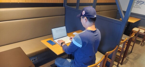 40대 남성 박진철(가명)씨가 업무를 보고 있다. / 사진=시사저널e