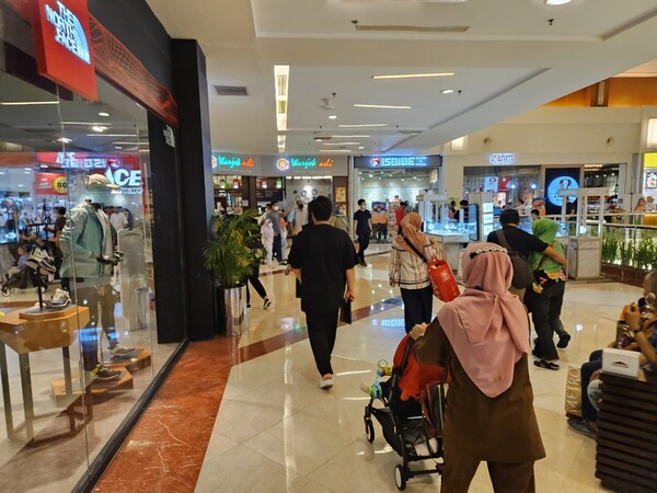 정인영(34·가명) 씨 부부가 아이 둘을 데리고 인도네시아 자카르타 내 식당에 식사를 하러 가고 있다. 가사도우미 두 명이 각각 두 아이가 탄 유모차를 끌고 있다. /사진=