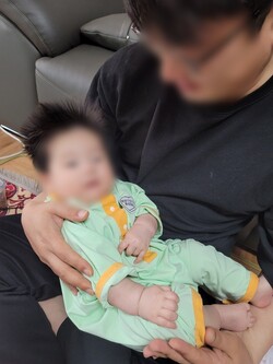 조카를 어색하게 안아보는 박 모씨. 그에게 자녀는 아직 와닿지 않는 단어다. / 사진=본인 제공