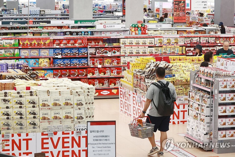 6월 2일 서울 시내 한 대형마트에서 장을 보는 시민들 모습. / 사진=연합뉴스