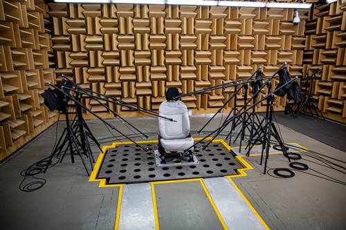 현대트랜시스의 극한온도 조건 소음평가(BSR) 실험실에서 시트 연구가 진행되고 있다. / 사진=현대트랜시스