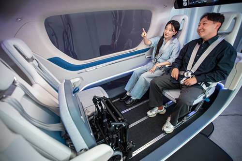 시트연구센터 방문객이 1층 홍보관에 전시된 UAM용 시트 콘셉트를 체험하고 있다. / 사진=현대트랜시스