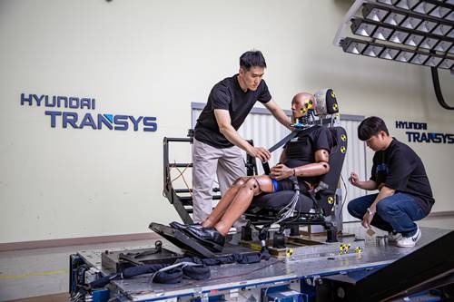 현대트랜시스 연구진이 슬레드 위에 장착된 시트와 인체모형(더미)을 살펴보고 있다. / 사진=현대트랜시스