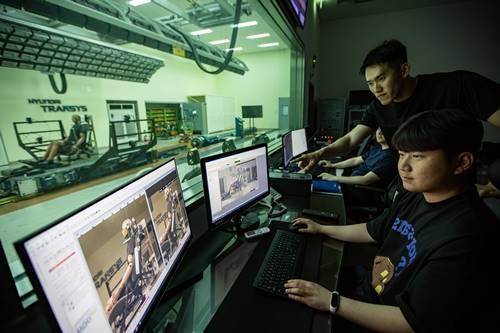 현대트랜시스 연구진이 슬레드 시험실에서 연구 수행 중이다. / 사진=현대트랜시스