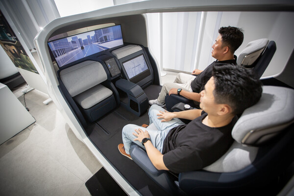 방문객이 현대트랜시스의 자율주행 비전 모델인 HTVM 24를 체험하고 있다. / 사진=현대트랜시스