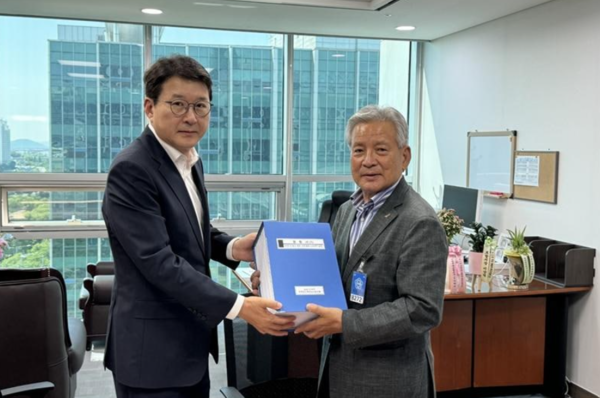 정비사업 현장에서 오염토가 발견된 서울 서초구 방배13구역 조합이 서초 을 신동욱 의원을 찾아 오염토에 따른 정비사업 지연 문제점 및 해결책을 설명하고 있다. 