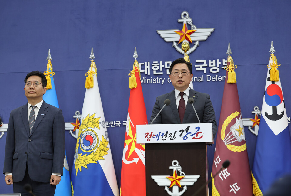 조창래 국방부 국방정책실장이 지난 4일 오후 서울 용산구 국방부 브리핑룸에서 열린 국방부-통일부 공동브리핑에서 발언하고 있다. 왼쪽은 김병대 통일부 통일정책실장. / 사진=연합뉴스