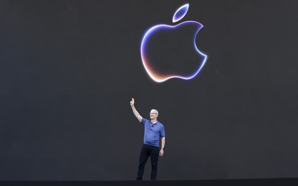 팀 쿡(Tim Cook) 애플 CEO가 10일(현지시간) 미국 캘리포니아 쿠퍼티노에 있는 애플 파크 본사에서 연례 세계 개발자 회의(WWDC) 2024에서 자체 AI 시스템 ‘애플 인텔리전스(Apple Intelligence)’를 공개했다. / 사진=연합뉴스