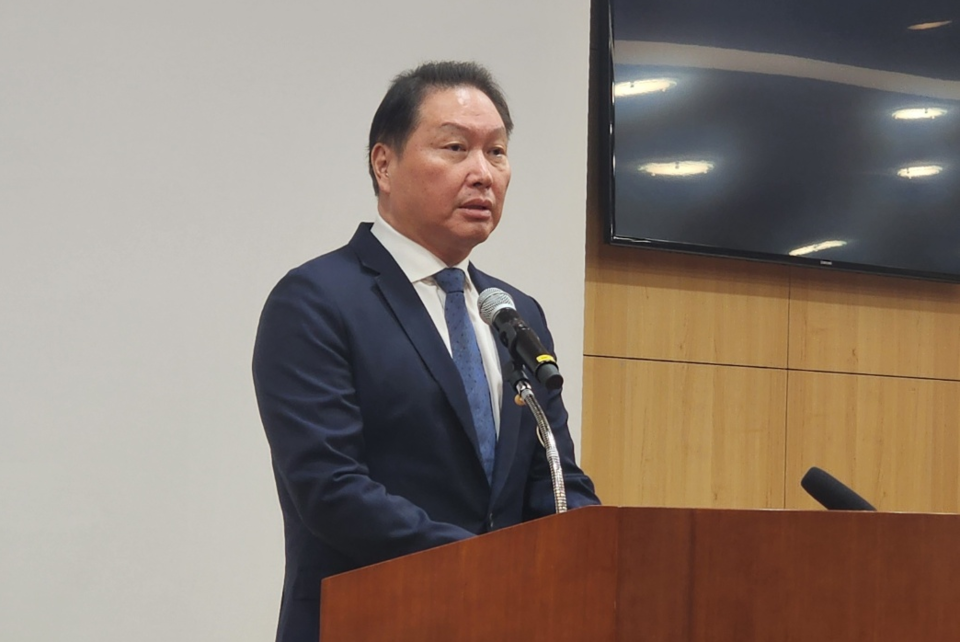 최태원 SK 회장이 17일 서울 종로 SK서린빌딩에서 노소영 아트센터 나비 관장과의 이혼 항소심 판결에 대한 입장을 밝히고 있다. / 사진=시사저널e