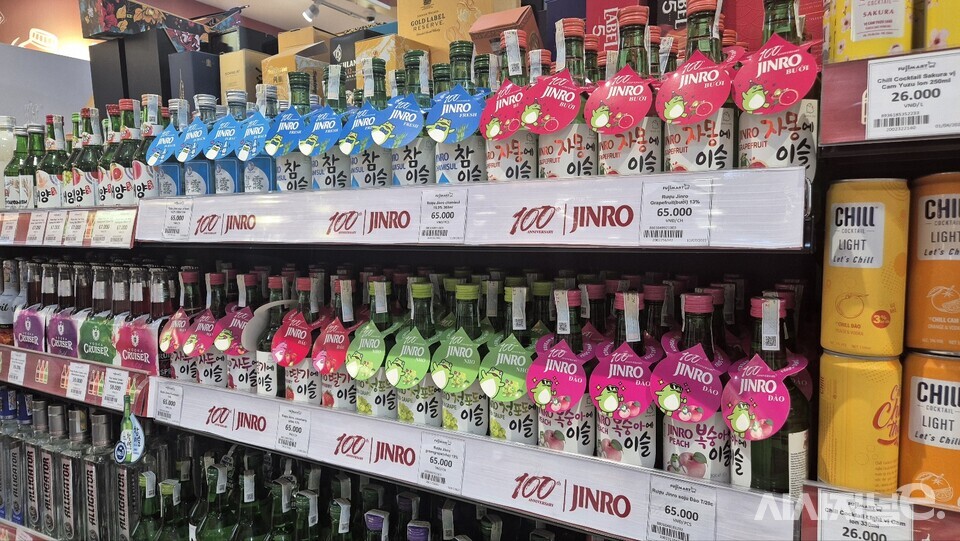 베트남 하노이 FUJI마트 주류 코너에서 판매하는 하이트진로 소주들. / 사진=한다원 기자