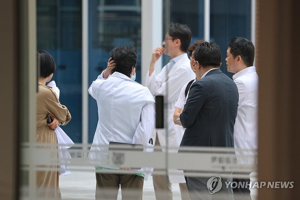 서울대병원 교수들이 전공의 사태 해결 등을 요구하며 무기한 휴진에 들어간 17일 종로구 서울대학교 의과대학 융합관 앞에서 서울의대 교수협의회 비상대책위원들이 대화하고 있다. / 사진=연합뉴스
