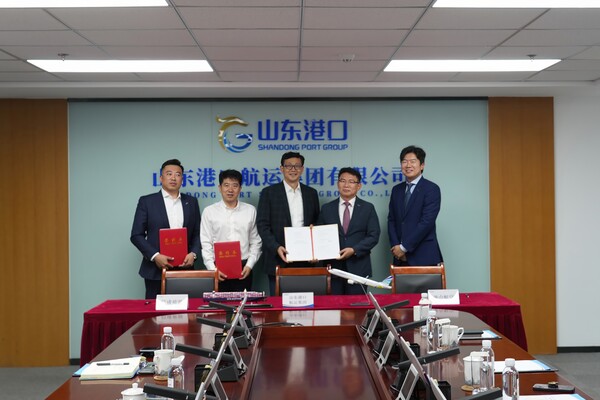 마호진 에어부산 영업본부장(오른쪽 두번째)과 자오보 산동항구그룹 사장(오른쪽에서 세번째)을 포함한 관계자들이 지난 14일 중국 칭다오 소재 산동항구그룹 본사에서 항공-선박 연계 상품 개발을 위한 MOU를 체결한 후 기념 촬영하고 있다. / 사진=에어부산