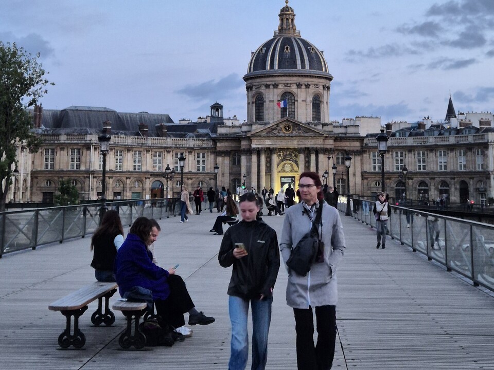 프랑스 학술원 근처 파리 시민들./ 사진=최다은 기자