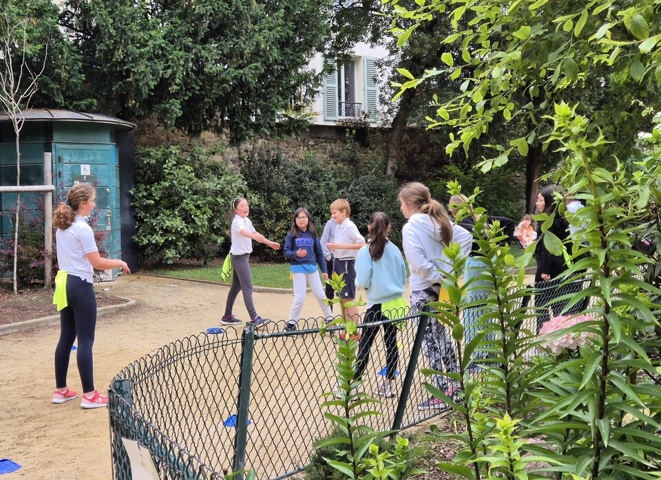 프랑스 파리 한 공원에서 초등학생들이 체육 활동을 하고 있다./ 사진=최다은 기자