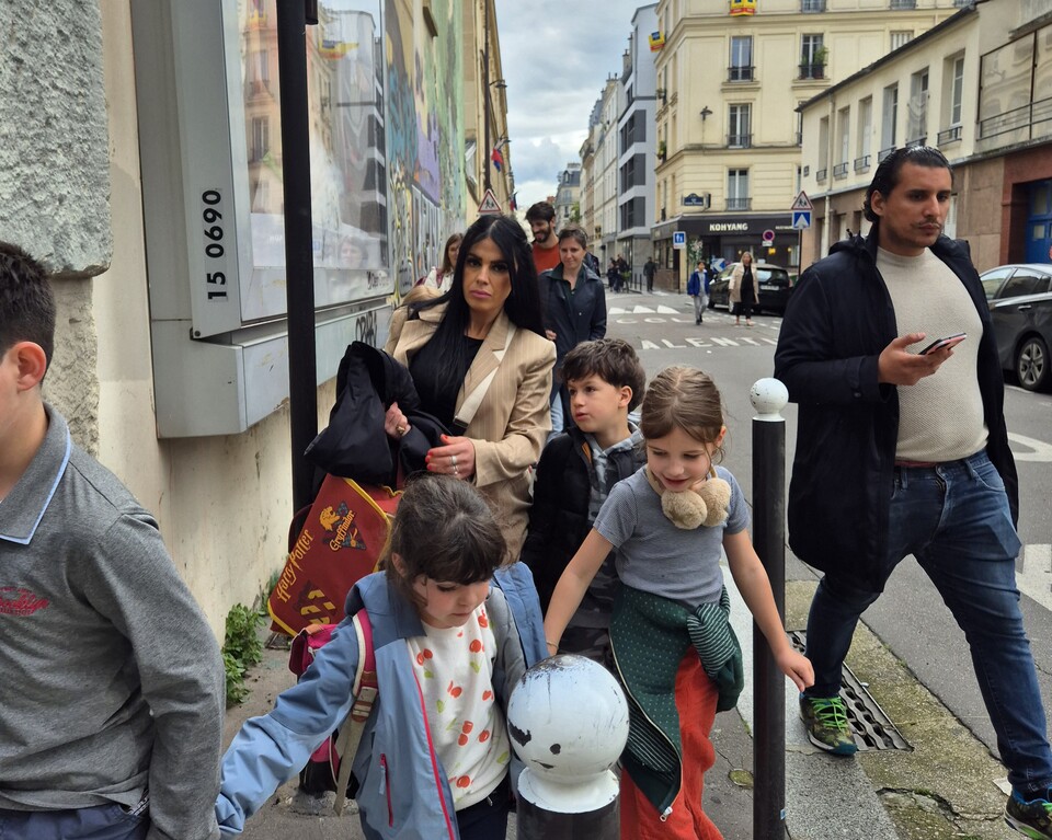 초등학교 수업을 마치고 하교 중인 아이들과 엄마./ 사진=최다은 기자