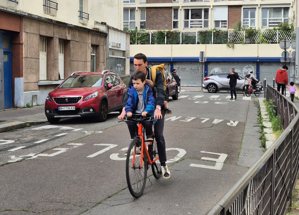 등교하는 아빠와 아들./ 사진=최다은 기자