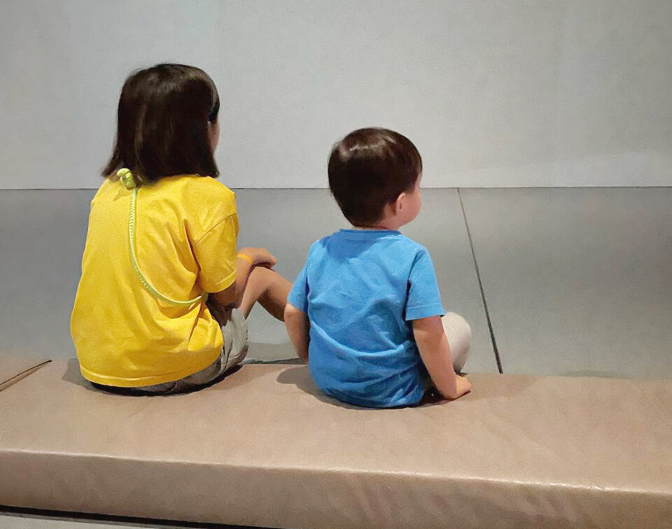 박원빈(가명) 씨의 장녀(왼쪽)와 장남이 포즈를 취한 모습. / 사진=박원빈 씨