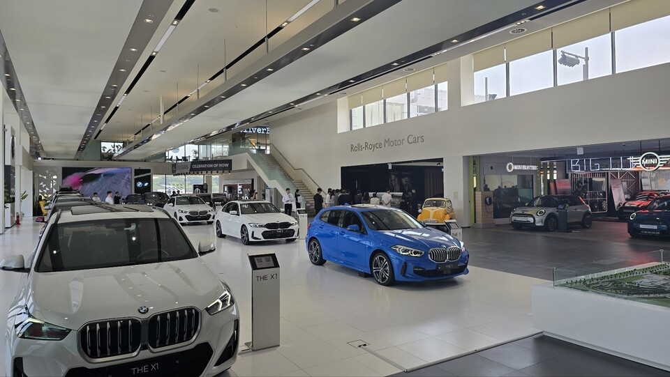 인천 영종도에 위치한 BMW 드라이빙센터 내 차량 전시 공간.(본문과 특별한 관련 없음) / 사진=박성수 기자