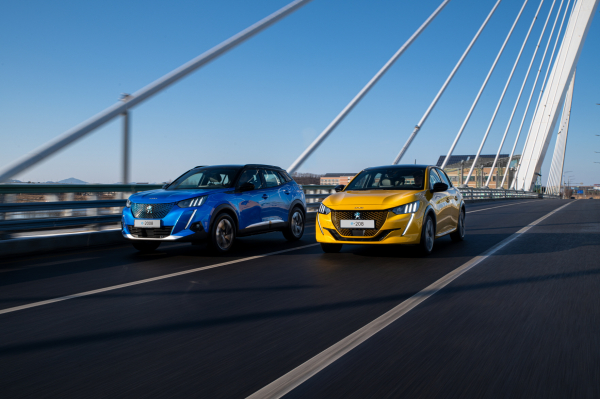 지프와 같은 스텔란티스 산하 브랜드 푸조의 전기차 e-2008(왼쪽)와 e-208. / 사진=시사저널e DB