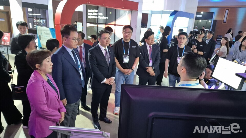 (사진 왼쪽 두번째부터) 오기웅 중소벤처기업부 차관, 빈대인 BNK금융그룹 회장, 한상우 코리아스타트업포럼 의장 등이 현장을 둘러보고 있다. / 사진=한다원 기자