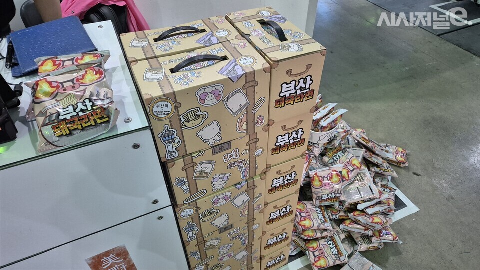 정의근 부산돼국라면 대표는 박스 형태로 자사 라면을 홍보하고 있다. / 사진=한다원 기자