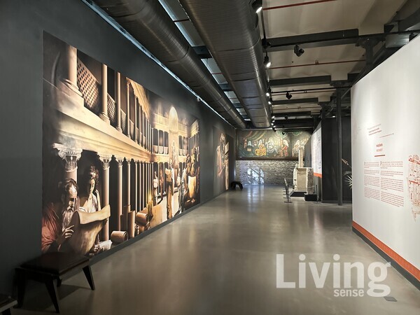 최신식으로 리모델링해 쾌적한 전시 환경을 제공하는 전시장 내부.