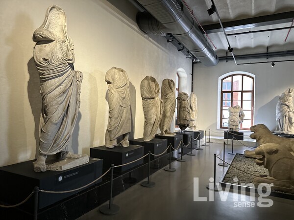 고대 그리스·로마 제국의 조각들도 한자리에서 만나볼 수 있다.