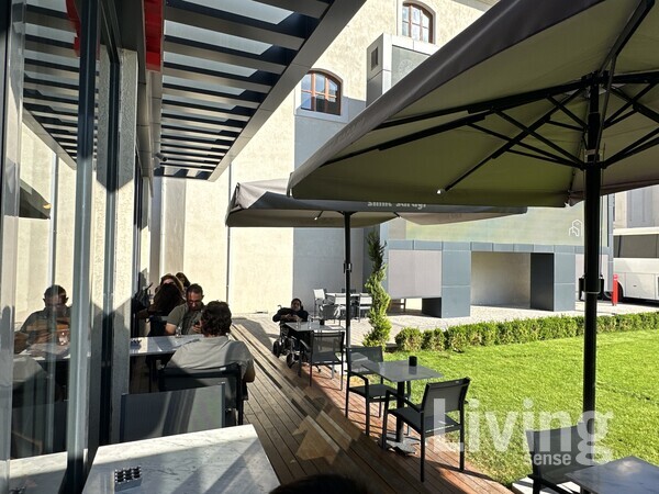 분주한 시내 한가운데에 자리했다고는 믿기지 않는 평안함이 가득한 카페.