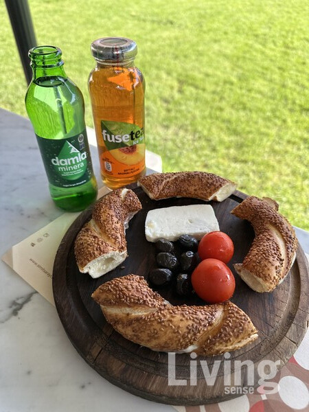 현지식 밀도 높은 시미트와 곁들임용 치즈와 올리브, 그리고 서구의 맛을 가득 담은 현지 음료.