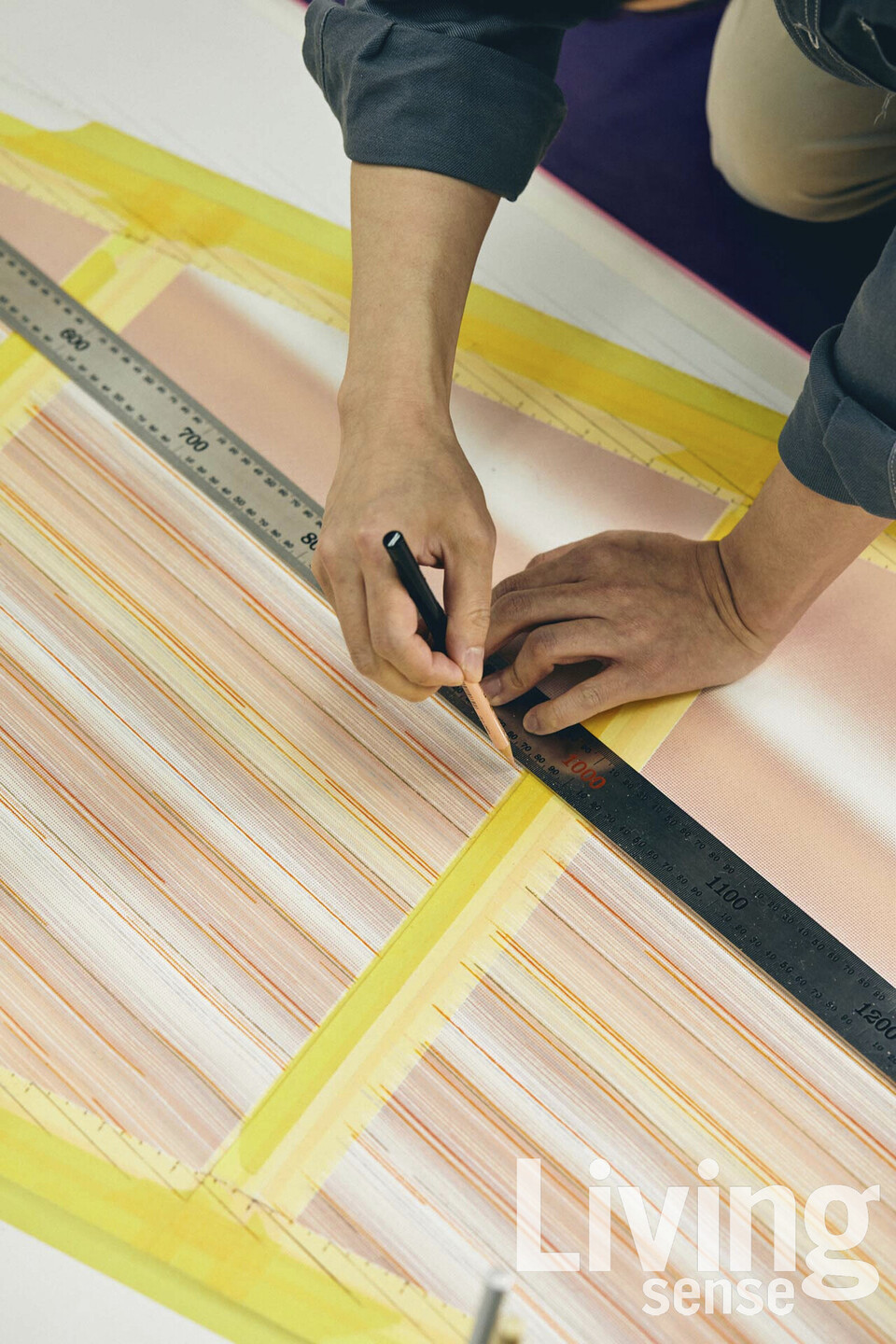 자를 대고 색연필로 선을 긋는 과정을 반복해 탄생하는 작품.