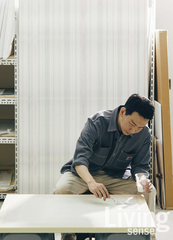 최근 작가는 겔 미디엄을 캔버스 표면에 발라 작품에 깊이감을 표현하는 작업을 시작했다.