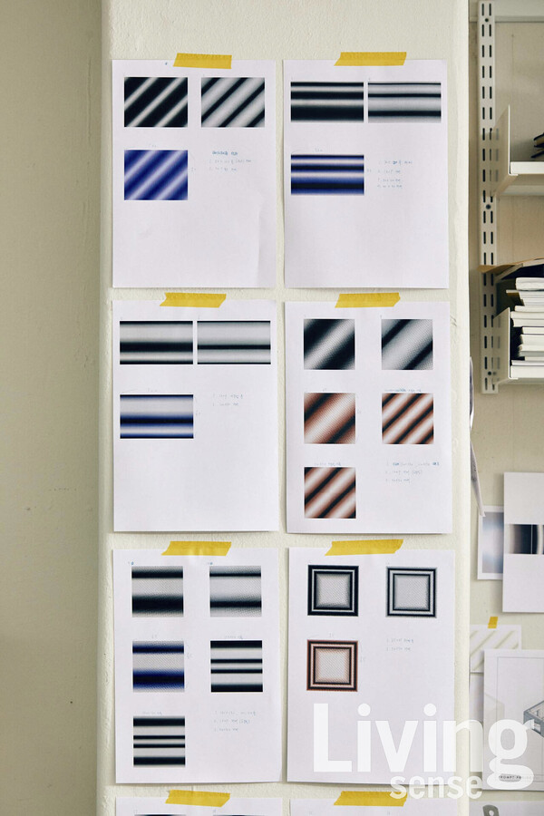 작업실 벽면에 다양한 패턴 샘플들이 진열되어 있다.