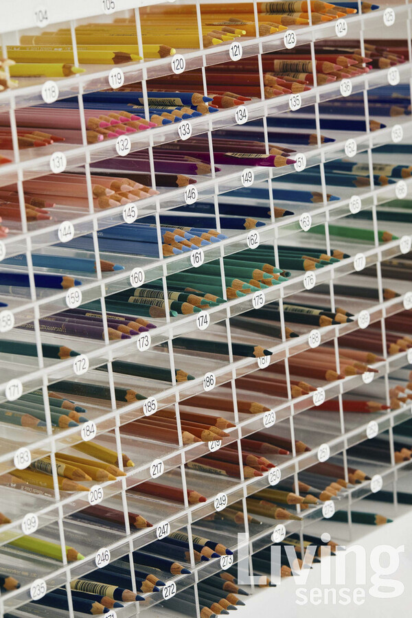 작가가 사용하는 색연필들이 가지런히 정리된 수납함.