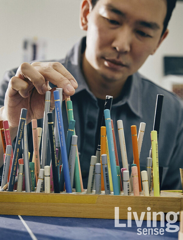 작업에 사용할 색연필을 고르고 있는 지근욱 작가.