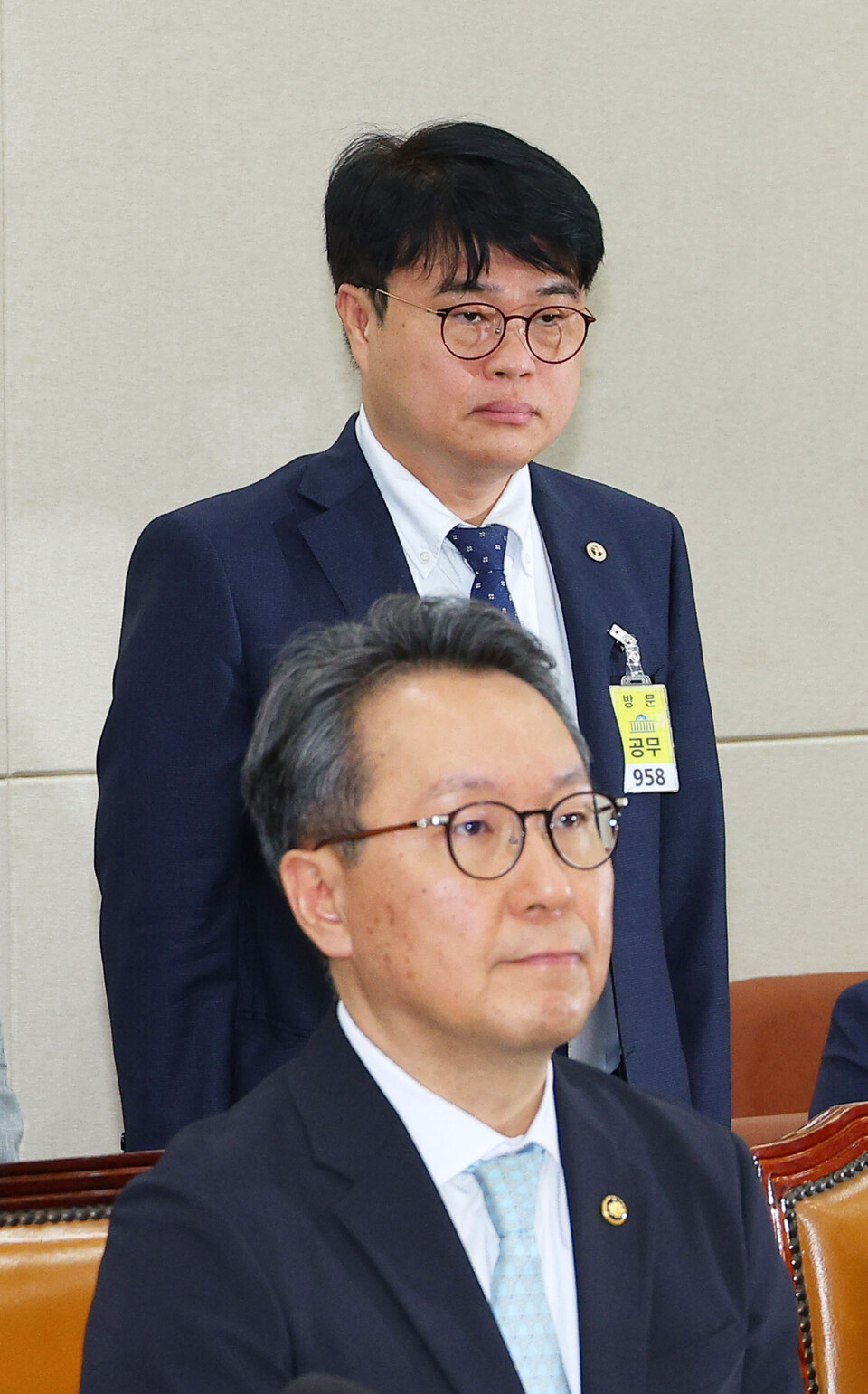 임현택 대한의사협회 회장이 26일 오전 국회 보건복지위원회 전체회의장에서 열린 의료계 비상상황 관련 청문회에 출석해 인사하고 있다. 앞은 박민수 보건복지부 2차관. / 사잔=연합뉴스