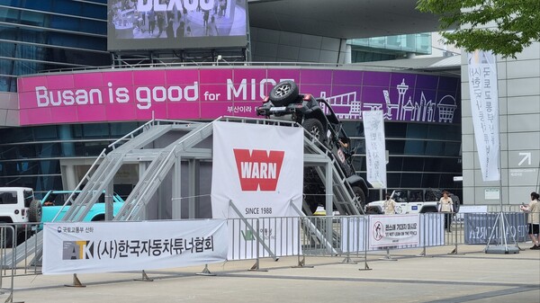 벡스코 야외 광장에서 차를 타고 가파른 구조물을 통과하는 시승행사가 진행되고 있다. / 사진=최동훈 기자