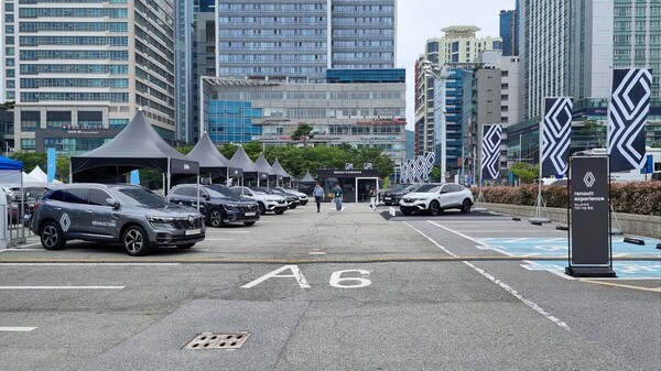 르노코리아자동차가 벡스코 야외 주차장에서 브랜드 차량들을 시승할 수 있는 공간을 마련했다. / 사진=최동훈 기자