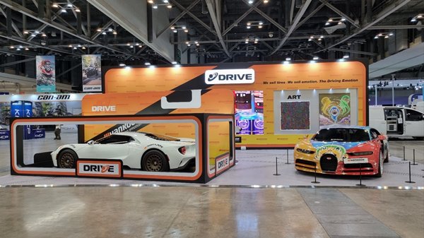 한국앤컴퍼니가 현장에 부스를 마련하고 모터 컬쳐 브랜드 드라이브(DRIVE)를 접목한 전시물을 소개하고 있다. / 사진=최동훈 기자