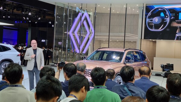 빈센트 페드레티 르노코리아자동차 디자인 총괄이 그랑 콜레오스의 디자인을 소개하고 있다. / 사진=최동훈 기자