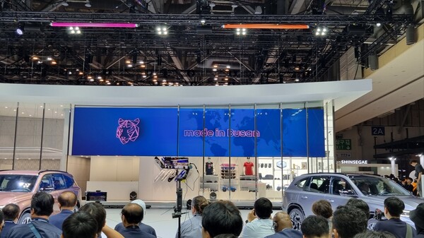 르노코리아자동차가 지난 27일 부산 벡스코에서 개최된 부산 모빌리티쇼의 현장에 부스를 마련하고 그랑 콜레오스의 국내 생산을 강조하는 내용의 전광판 화면을 보여주고 있다. / 사진=최동훈 기자