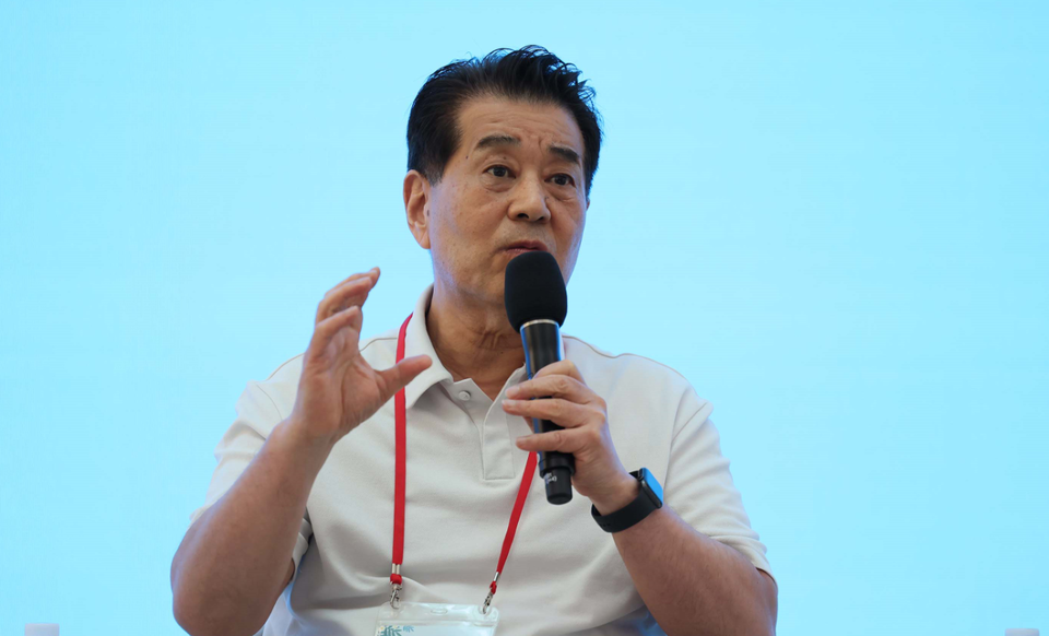 장인화 포스코 회장이 1일 포항 체인지업그라운드에서 열린 타운홀미팅에서 임직원과 대화 중인 모습.