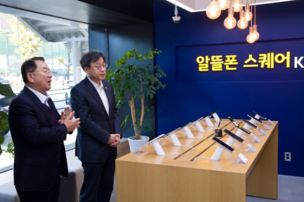 박윤규 전 과학기술정보통신부 제2차관(사진 오른쪽)이 황성욱 알뜰폰협회 상근부회장과 지난해 11월 서울 종로구 알뜰폰스퀘어를 방문해 단말 체험존에서 알뜰폰 요금제 출시현황 등을 점검하고 있다. / 사진 = 과학기술정보통신부