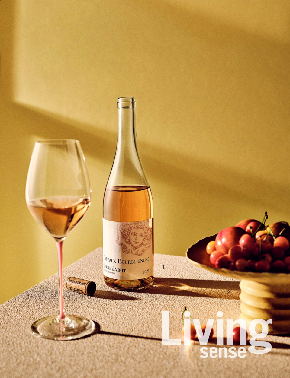 [1] 프랑스 부르고뉴 지역의 명망 있는 와이너리, 루이 자도Louis Jadot가 가메 품종을 스테인리스 스틸 통에서 단기간 숙성해 만든 루이 자도 꼬또 부르기뇽 로제. 신선하고 상큼한 맛이 더위에 지친 미각을 일깨운다. 4만2000원 신세계L&B. / [2] 노란색 케이크 스탠드는 챕터원의 시그니처 브랜드 스틸라이프와 정준영 작가의 컬래버레이션 제품. 6만8000원 챕터원.