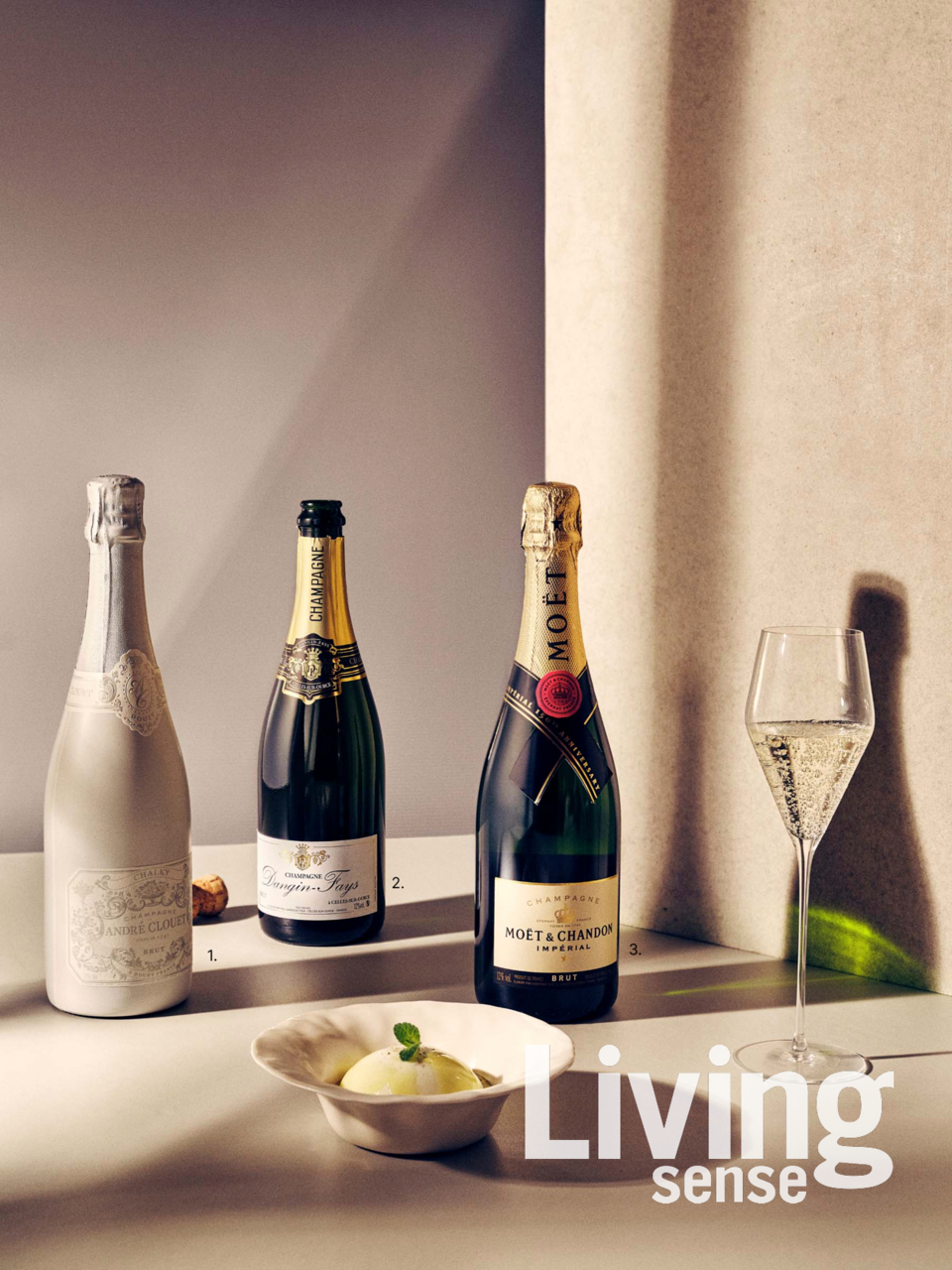 [1] 올 화이트 패키지의 앙드레 끌루에 상파뉴 초키는 신선한 사과, 레몬 향과 갓 구운 바게트 향, 풍성한 미네랄리티가 조화롭게 어우러진다. 13만9000원 신세계L&B. / [2] 영국 왕실에 납품되는 것으로 알려진 당장페이 브뤼. 만화 «신의 물방울»에서 집에서 휴식하며 마시기 좋은 제품으로 언급할 만큼 과하지 않은 과일 향에 산뜻한 보디감이 매력적이다. 5만원대 아영FBC. / [3] 전 세계에서 가장  유명한 샴페인,모엣&샹동 임페리얼. 풋사과와감귤류의 상큼함과 배, 복숭아 등 흰색과일의 향긋함이 전해진다. 가격 미정엠에이치샴페인즈앤드와인즈코리아.
